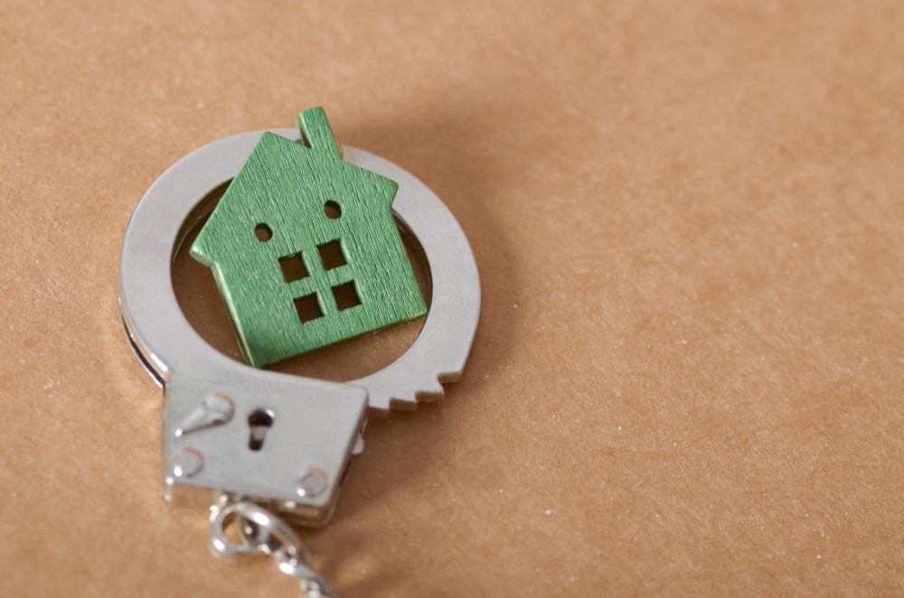 Арест имущества должника судебными приставами - основания и исключения