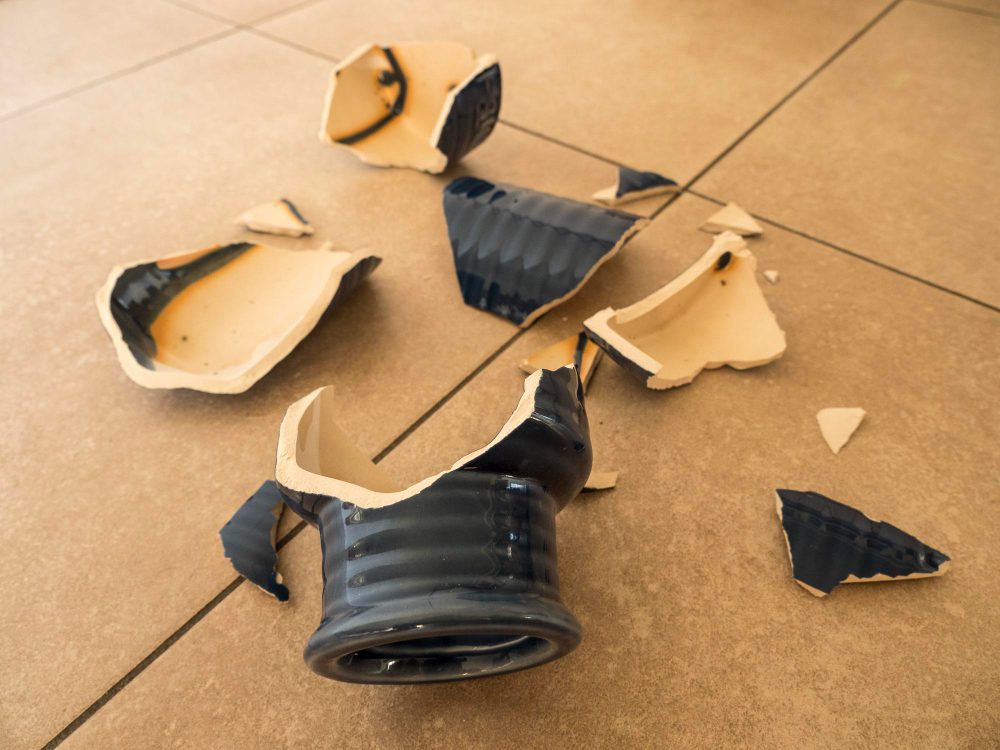 Порча имущества. Повреждение чужого имущества